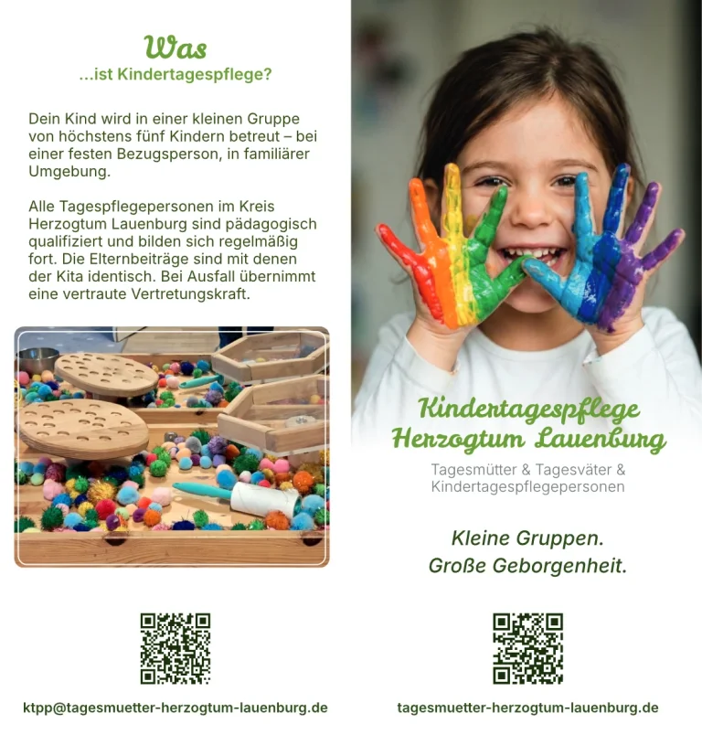 Flyer-Außenseite mit Titelseite und Kinderfoto mit bemalten Händen
